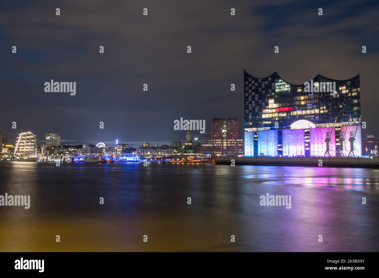 Panorama con la Sala Filarmonica dell'Elba ad Amburgo. Illuminato nei colori di Christopher Street Day - Panorama mit der Elbphilharmonie ad Amburgo Foto Stock