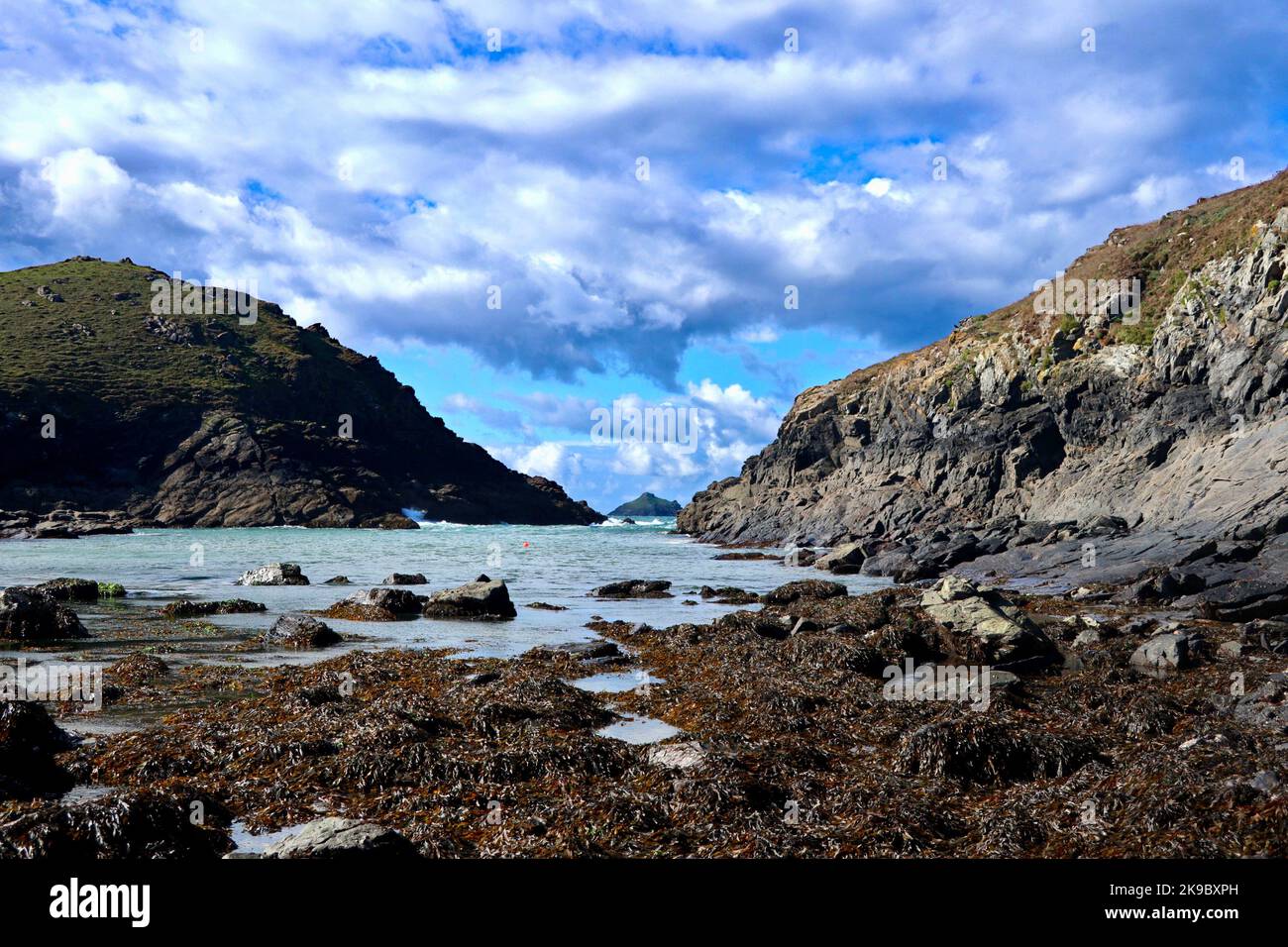 Port Quin spiaggia e la roccia di Mouls. Foto Stock