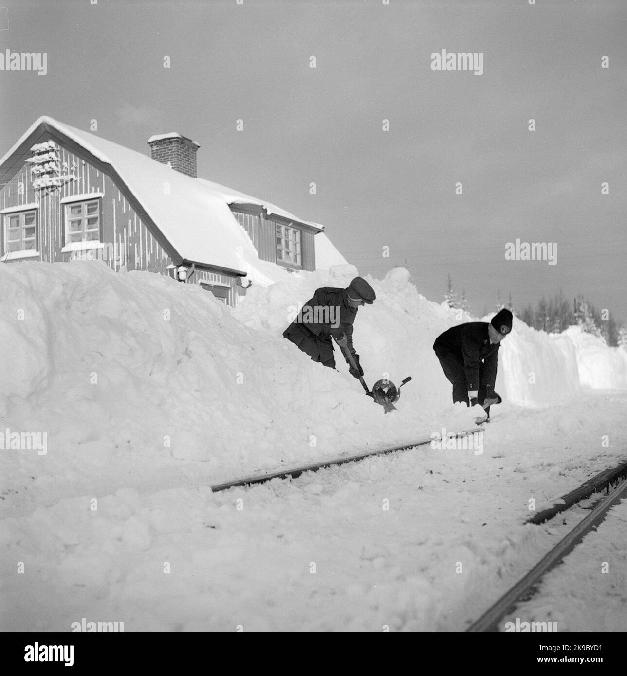 Neve sperando alla stazione di Hälleyland. Rimozione della neve. Foto Stock