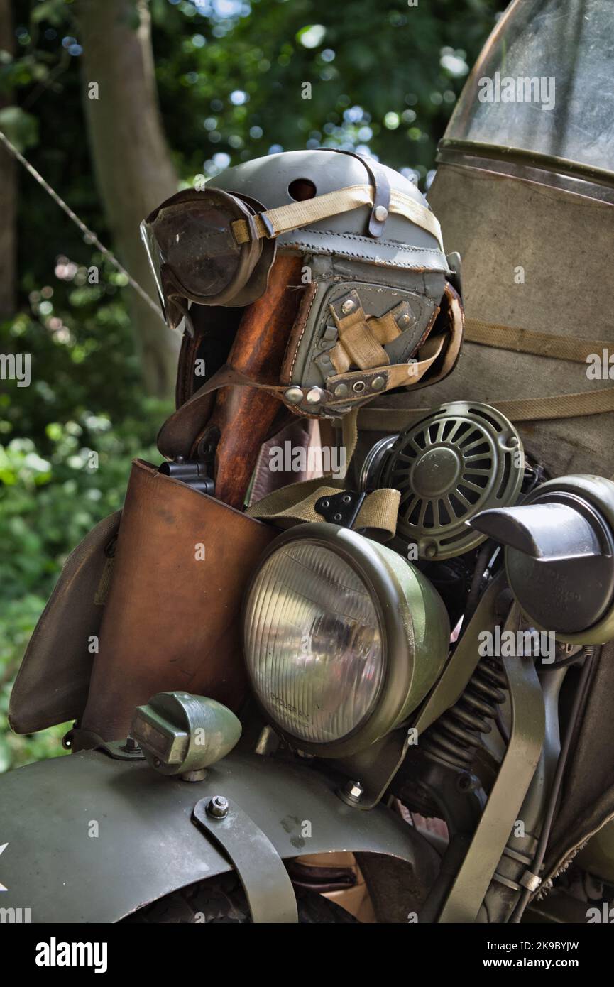 Casco, occhiali, Rifle e custodia in pelle sul fronte di Un Dipartimento di Ordananza dell'Esercito degli Stati Uniti Harley Davidson Liberator WLA solo Motorbike Engl Foto Stock