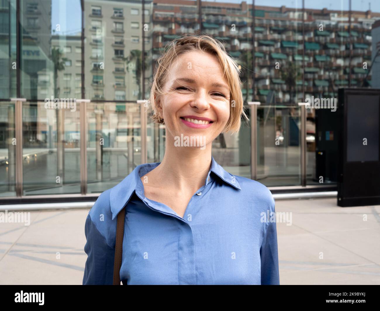 Ritratto di una donna ucraina sorridente guardando la macchina fotografica Foto Stock