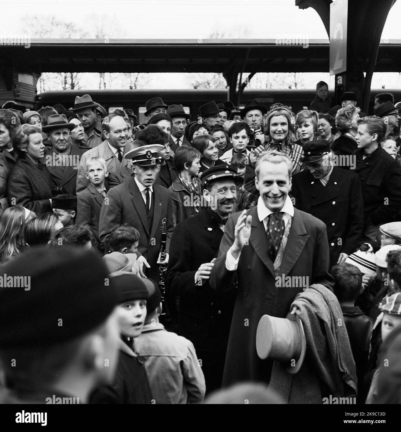 Viaggio storico in treno da Stoccolma a Gothenburg per l'inaugurazione del treno 62. Uomo con clarinetto Foto Stock