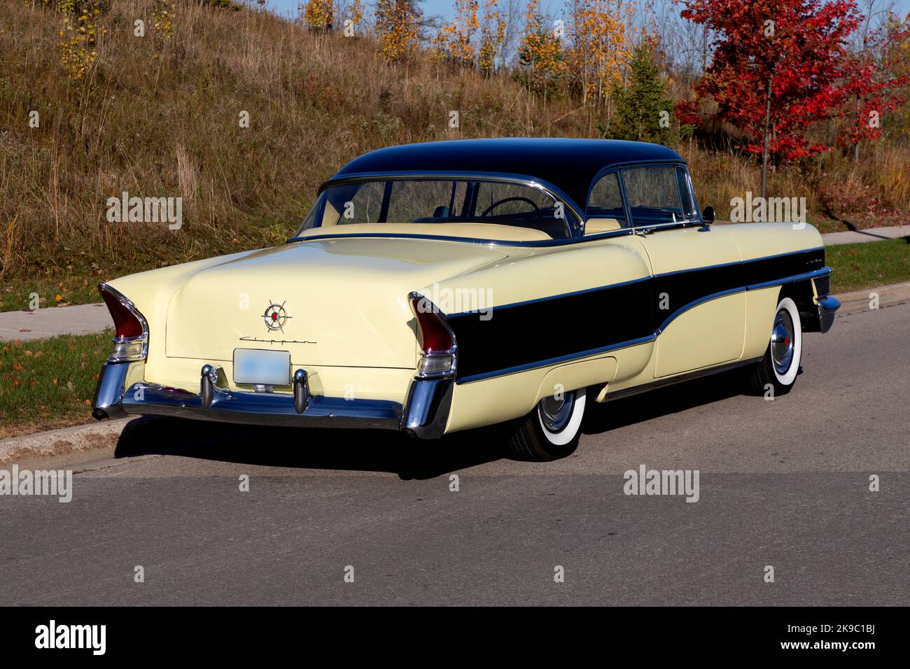 1956 Packard Clipper - personalizzato su pavimentazione. Foto Stock