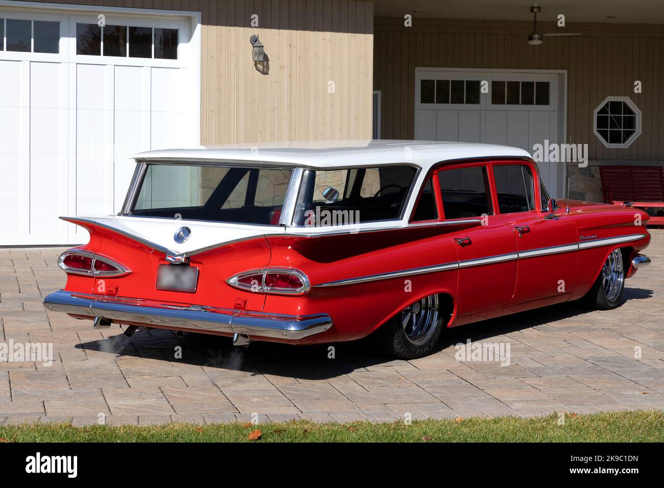 1959 Chevrolet Parkwood Custom su pavimentazione. Foto Stock