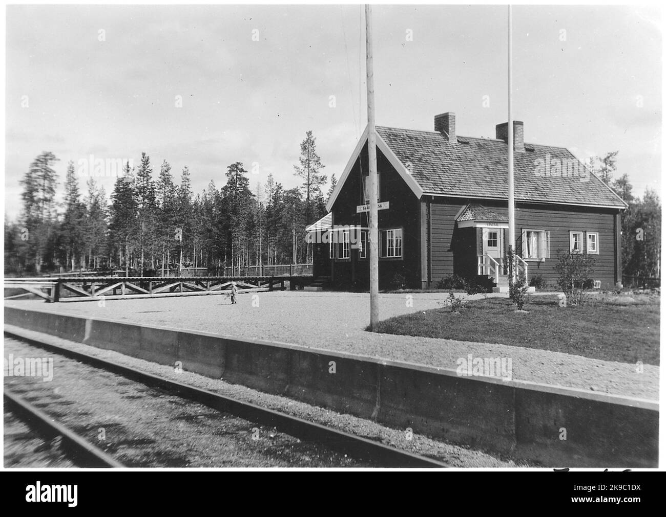 Stationshus a Svärtträsk, questo edificio è stato spostato a Yttervik tra Storuman e Tärnaby, dove è ora utilizzato come casa di vacanza. L'uomo che ha spostato il cottage è stato Kalle Strandberg, che ha un passato come un macchinista all'interno di SJ. Foto Stock