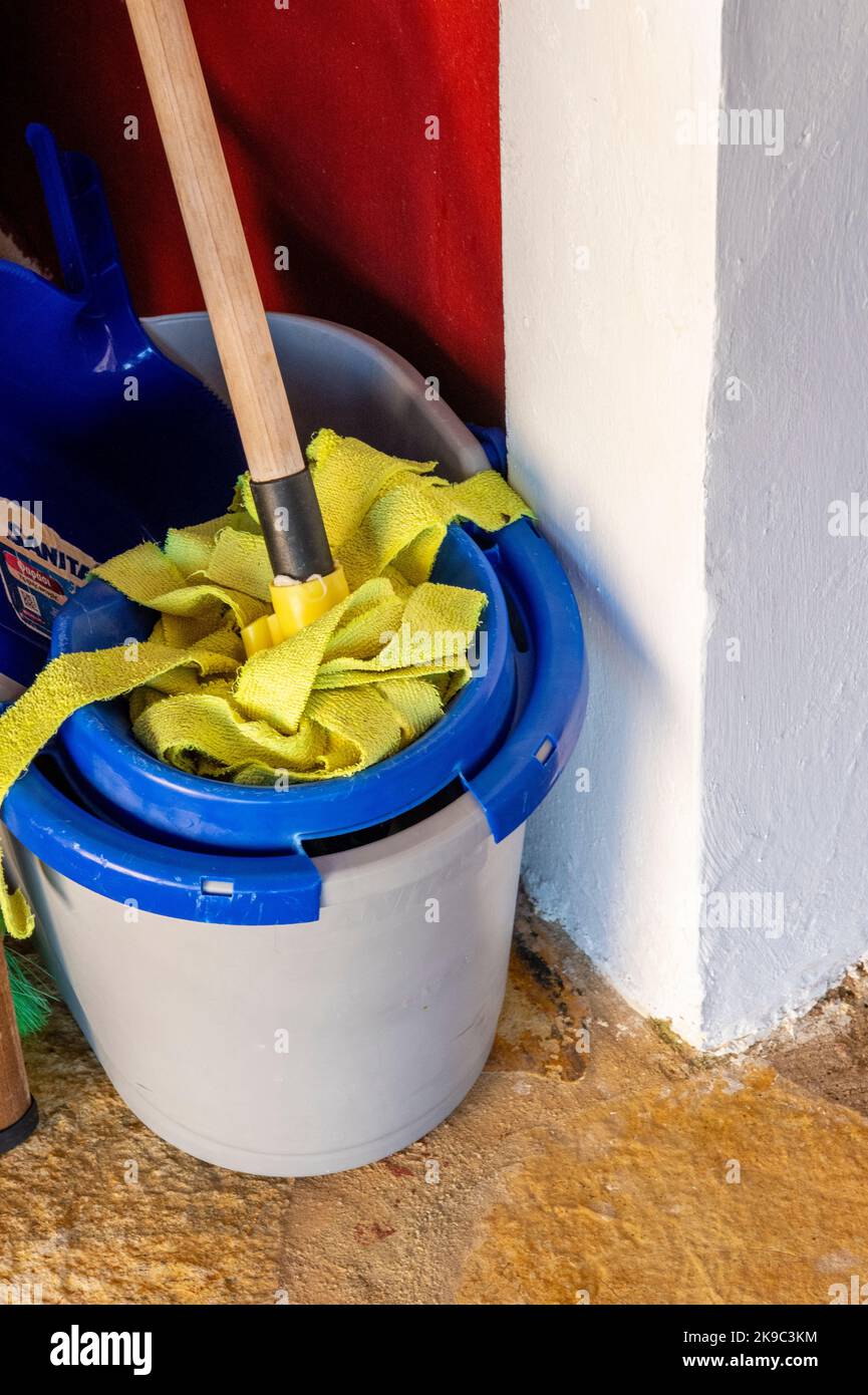 spazzolone e secchio, attrezzatura per la pulizia, spazzolone e secchio per la pulizia, pavimenti per la pulizia, attrezzature per la pulizia, Foto Stock