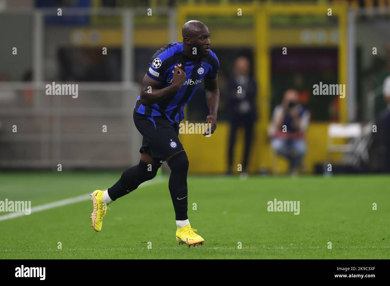 Milano, Italia, 26th ottobre 2022. Romelu Lukaku del FC Internazionale reagisce mentre entra nel campo di gioco per tornare in azione dopo un Lay off per infortunio durante la partita della UEFA Champions League a Giuseppe Meazza, Milano. Il credito per le immagini dovrebbe essere: Jonathan Moskrop / Sportimage Credit: Sportimage/Alamy Live News Foto Stock
