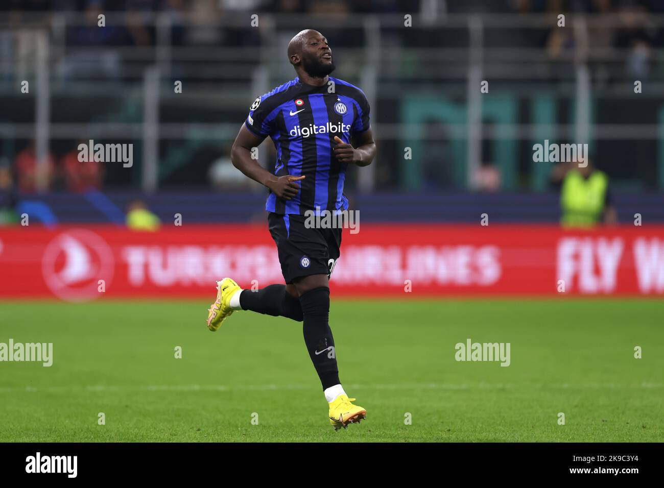 Milano, Italia, 26th ottobre 2022. Romelu Lukaku del FC Internazionale reagisce mentre entra nel campo di gioco per tornare in azione dopo un Lay off per infortunio durante la partita della UEFA Champions League a Giuseppe Meazza, Milano. Il credito per le immagini dovrebbe essere: Jonathan Moskrop / Sportimage Credit: Sportimage/Alamy Live News Foto Stock
