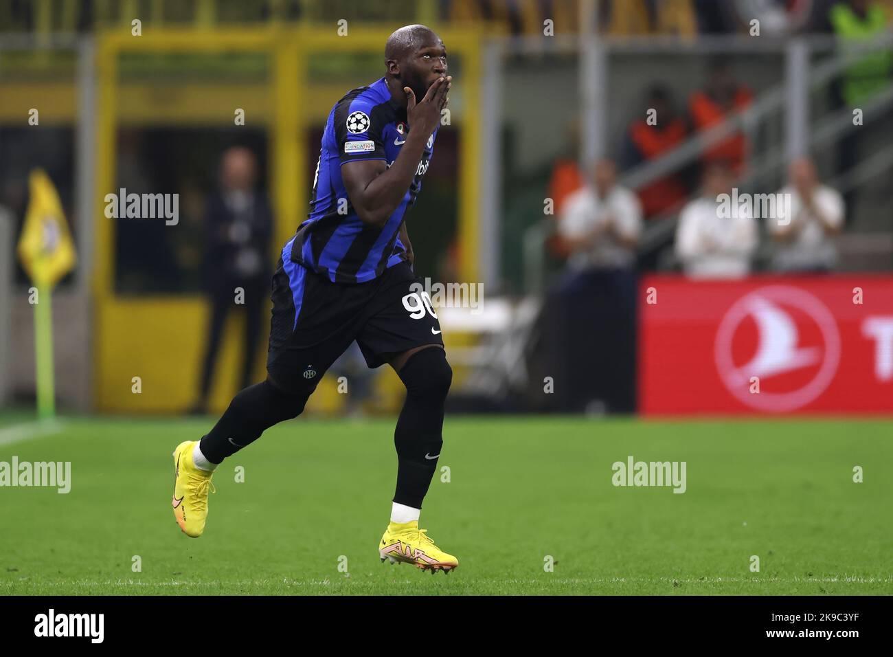 Milano, Italia, 26th ottobre 2022. Romelu Lukaku del FC Internazionale reagisce mentre entra nel campo di gioco per tornare in azione dopo un Lay off per infortunio durante la partita della UEFA Champions League a Giuseppe Meazza, Milano. Il credito per le immagini dovrebbe essere: Jonathan Moskrop / Sportimage Credit: Sportimage/Alamy Live News Foto Stock