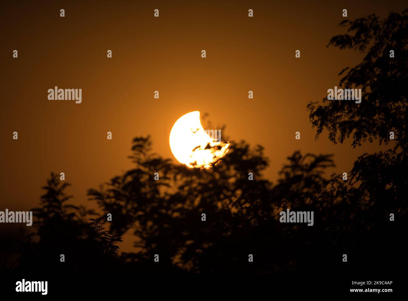 Solar Eclipse 2022 drammatico evento astronomico poetico distopico in teleobiettivo da vicino Foto Stock