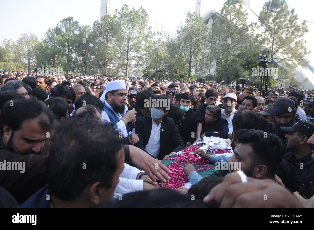 La gente porta la cesta del giornalista pakistano anziano ucciso Arshad Sharif per la preghiera funeraria, a Islamabad, Pakistan, Giovedi, 27 ottobre, 2022. Thousha Foto Stock