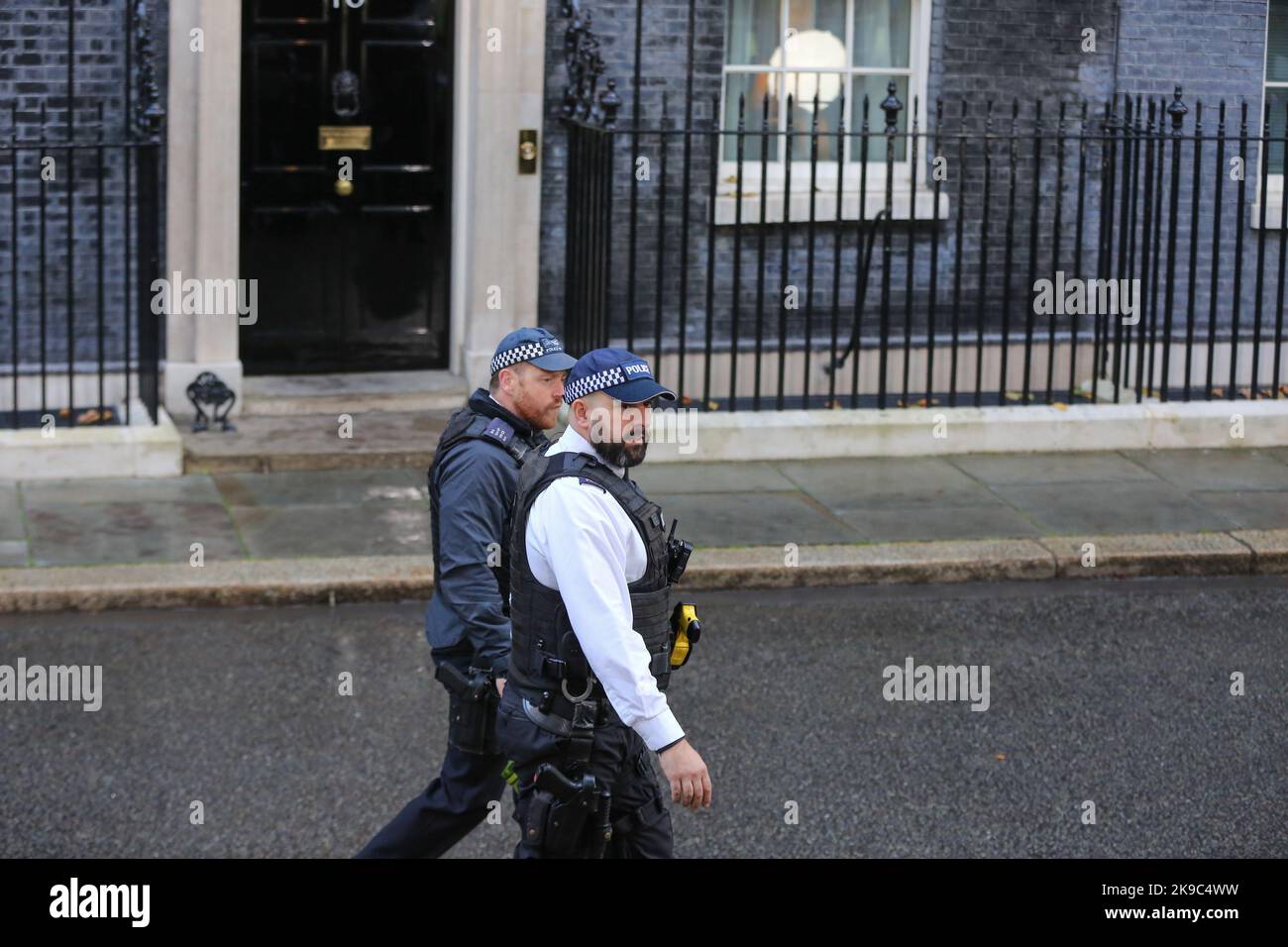 Londra, Regno Unito. 25th Ott 2022. Gli agenti di polizia passano davanti al numero 10 di Downing Street nel centro di Londra. (Foto di Steve Taylor/SOPA Images/Sipa USA) Credit: Sipa USA/Alamy Live News Foto Stock