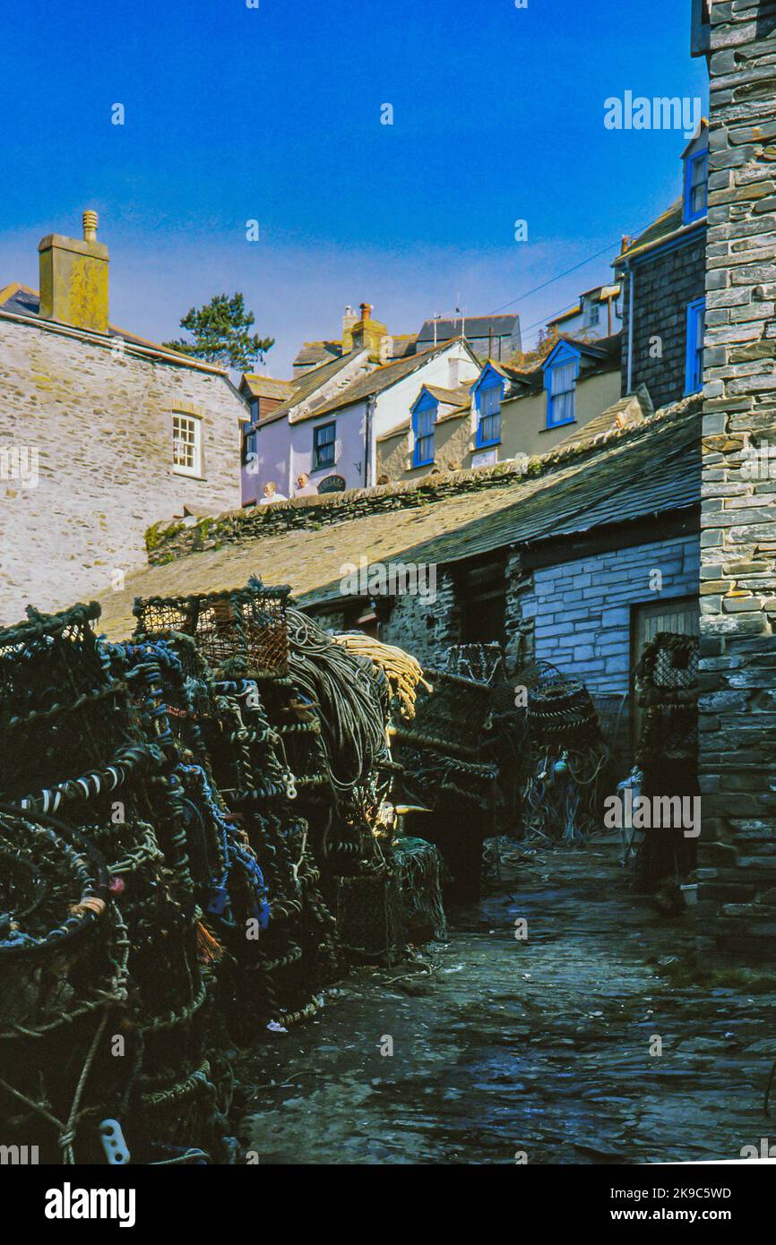 Port Issac, Cornovaglia - vecchie case e aragoste pentole fotografate nel 1986 quando era un villaggio di pescatori attivo. Foto Stock