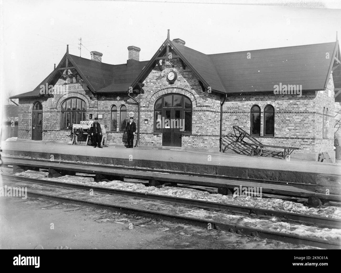 La stazione è stata costruita nel 1885. Le sale di spedizione della stazione sono state ampliate e la sala d'attesa è stata modernizzata nel 1947. Foto Stock