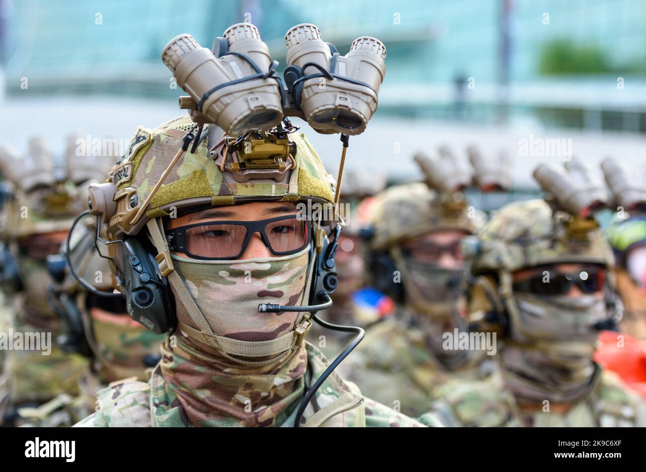 Goyang, Corea del Sud. 27th Ott 2022. I membri del team DELLA marina sudcoreana PARTECIPANO a una formazione nazionale completa contro il terrorismo. Il trivello si presenta tra preoccupazioni internazionali sul terrorismo, disastri naturali e preoccupazioni in Corea del Nord.diverse agenzie governative tra cui il dipartimento di polizia del paese, guardia costiera, ministero della difesa, vigili del fuoco e l'agenzia di intelligence hanno partecipato all'esercizio. Credit: SOPA Images Limited/Alamy Live News Foto Stock