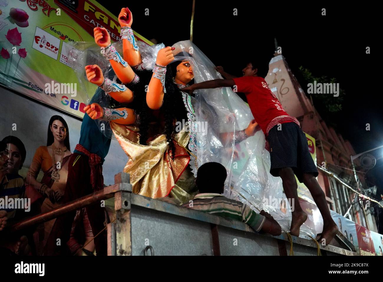 Ma Durga Idol sono pronti a muoversi verso il Pandal da Kumartuli a Kolkata durante Kolkata Durga Puja Foto Stock