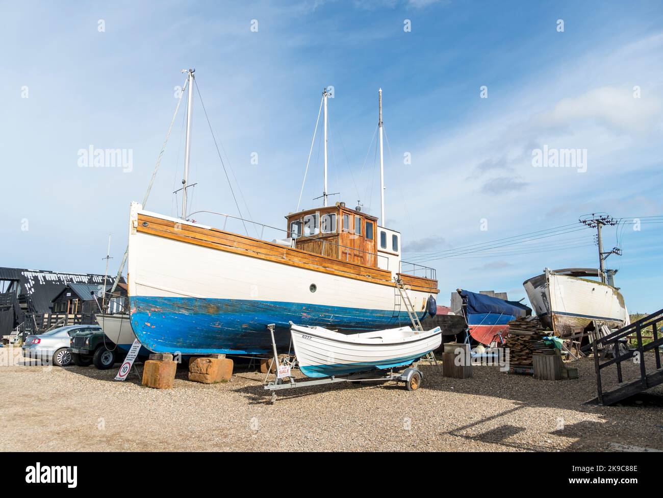 Grande barca a motore su stock in fase di restauro presso Harbour Marine Services Southwold Harbour, Suffolk 2022 Foto Stock