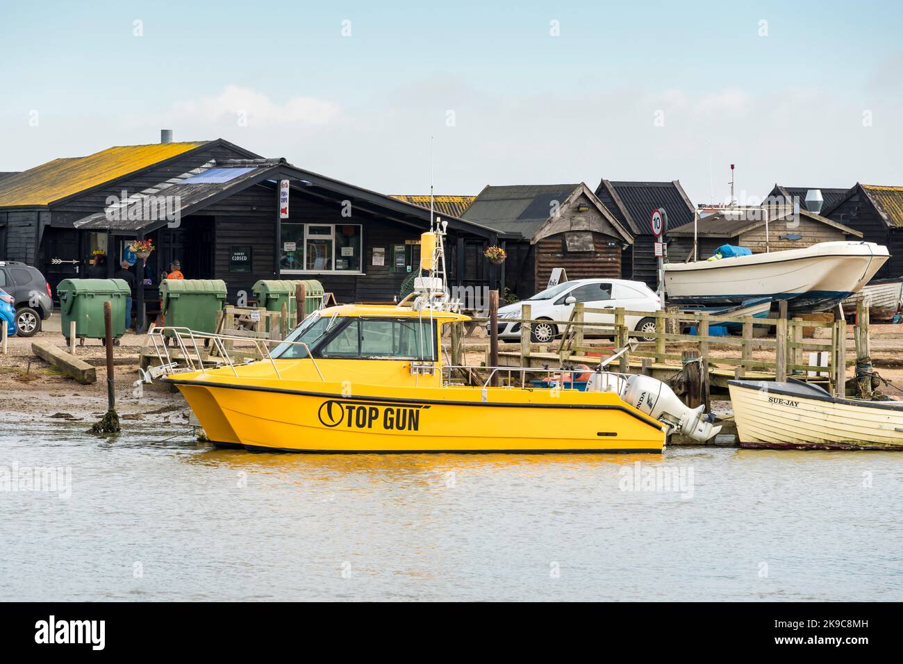 Top Gun barca a motore a doppio scafo ormeggiata sul fiume Blyth Southwold porto suffolk 2022 Foto Stock