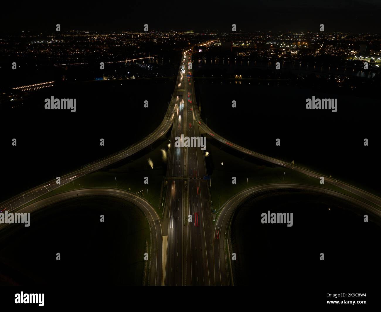 A10 traffico notturno sull'autostrada. Infrastrutture autostradali al buio luce del traffico dinamico in movimento sulla strada ad Amsterdam IJburg nei Paesi Bassi Foto Stock