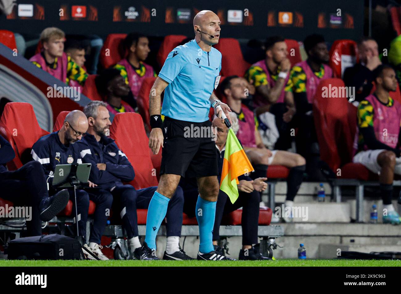 Eindhoven, Paesi Bassi. 27th Ott, 2022. assistente arbitro Alberto Tegoni durante la partita di Gruppo A - UEFA Europa League tra PSV Eindhoven e Arsenal FC a Philips Stadion il 27 ottobre 2022 a Eindhoven, Paesi Bassi (Foto di Broer van den Boom/Orange Pictures) Credit: Orange Pics BV/Alamy Live News Foto Stock