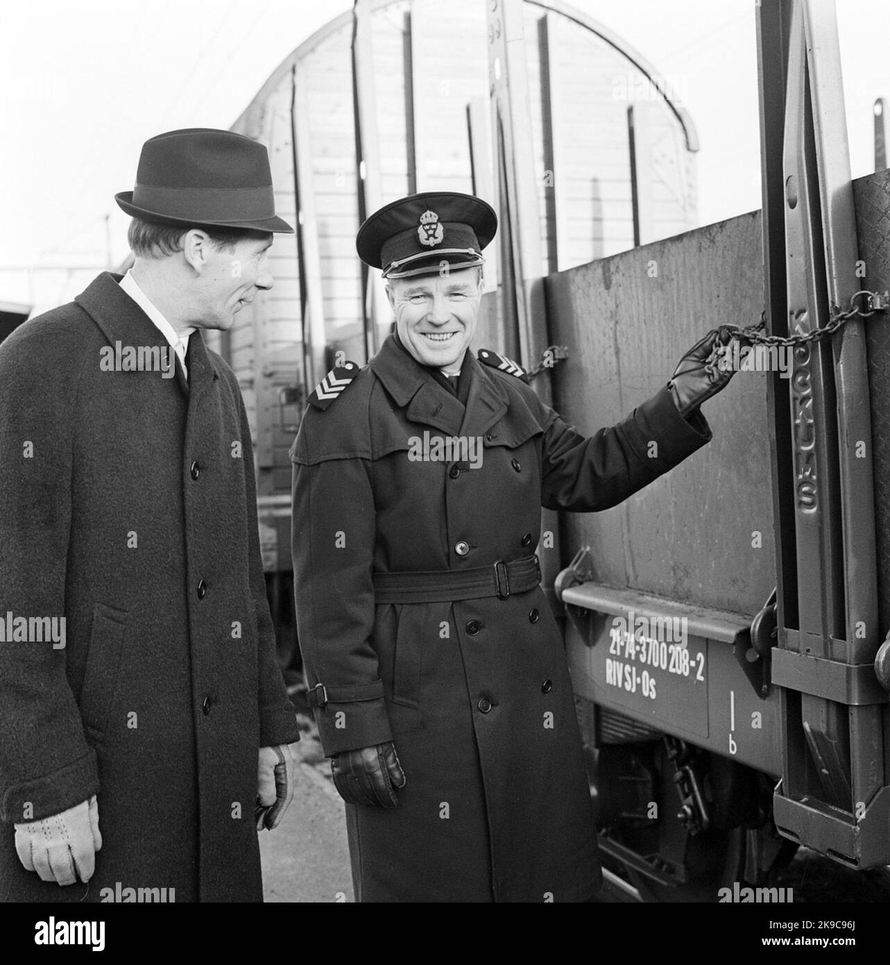 Stins Carl-Gusyf Gerdland e sub-ispettore Inge Lindgren in uniforme Foto Stock