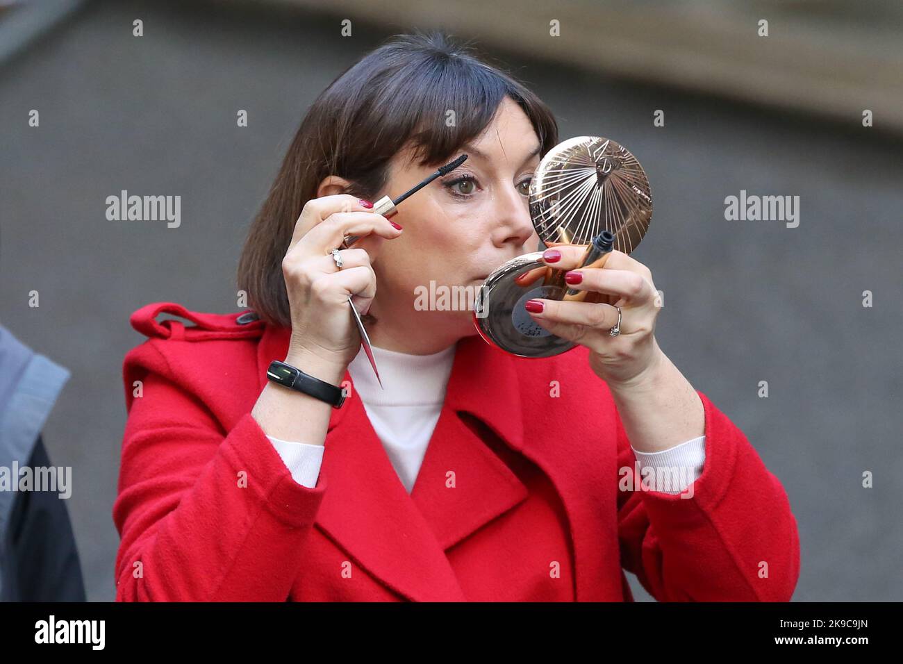 Londra, Regno Unito. 25th Ott 2022. Beth Rigby, editore politico DI SKY, applica il make-up a Downing Street, Londra, prima di riferire sul cambio del primo ministro britannico. Credit: SOPA Images Limited/Alamy Live News Foto Stock