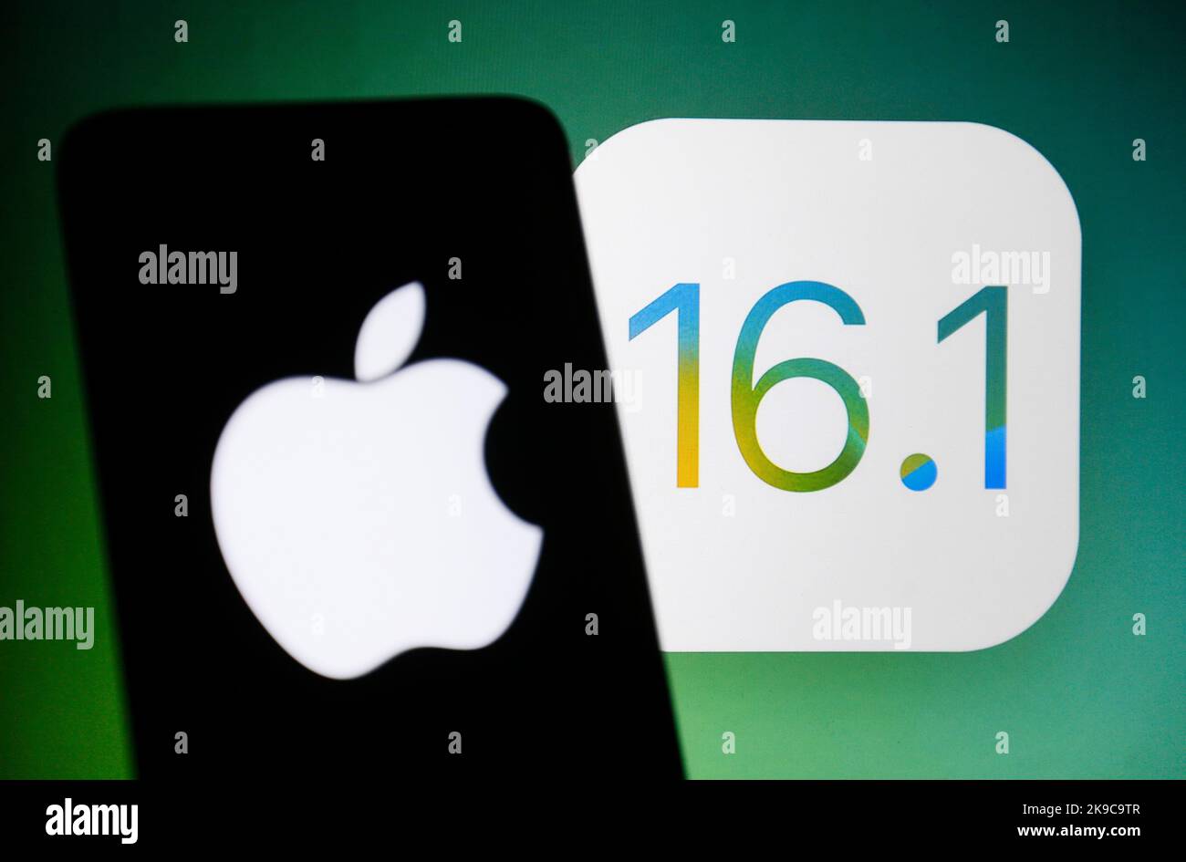 Ucraina. 25th Ott 2022. In questa illustrazione, il logo Apple viene visualizzato sullo schermo di un telefono cellulare e il logo iOS 16,1 sullo sfondo. Apple ha rilasciato l'aggiornamento per iOS 16,1 e il sistema operativo desktop Mac Mac Mac Mac OS Ventura. (Credit Image: © Pavlo Gonchar/SOPA Images via ZUMA Press Wire) Foto Stock