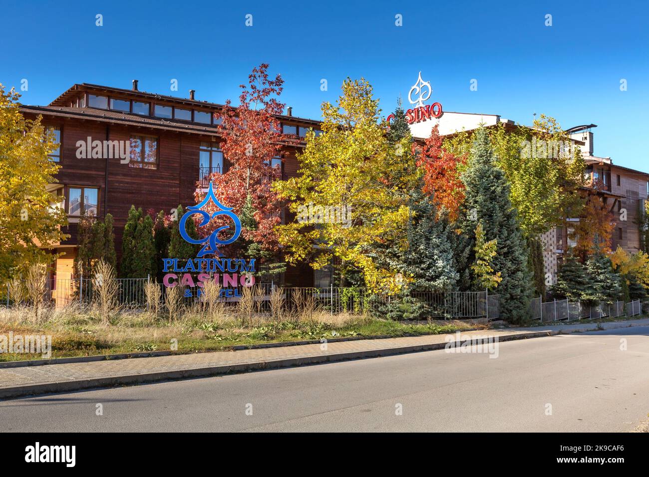 Bansko, Bulgaria - 19 ottobre 2022: Vista sulla strada autunnale con case, alberi colorati e segno Platinum Casino Foto Stock