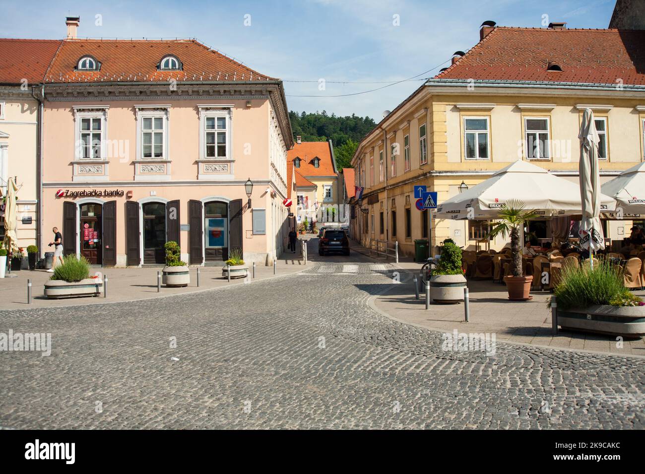 SAMOBOR, CROAZIA-22 maggio 2022: Vista cenica alla colorata architettura medievale in città barocca samobor, Croazia settentrionale Foto Stock