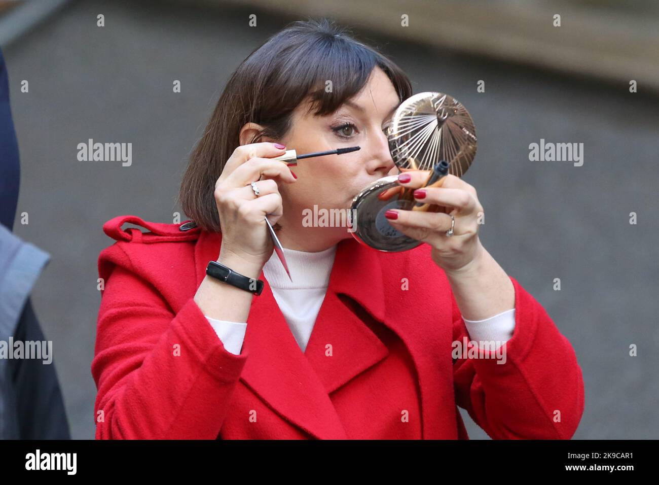 Londra, Regno Unito. 25th Ott 2022. Beth Rigby, editore politico DI SKY, applica il make-up a Downing Street, Londra, prima di riferire sul cambio del primo ministro britannico. (Foto di Steve Taylor/SOPA Images/Sipa USA) Credit: Sipa USA/Alamy Live News Foto Stock