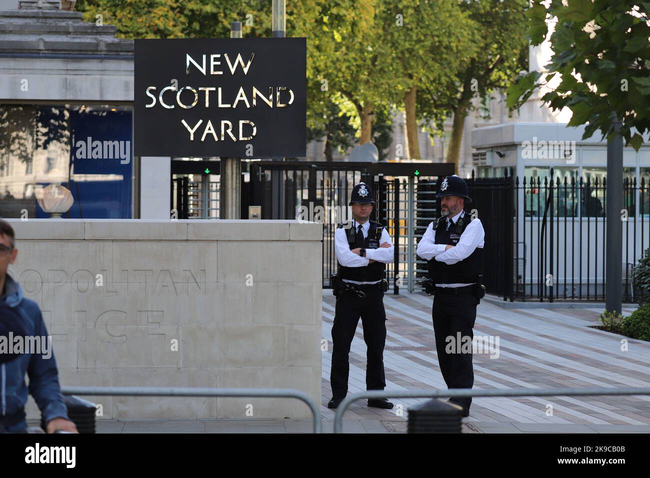 La polizia sta sorvegliando il New Scotland Yard durante la menzogna di sua Maestà la Regina Foto Stock