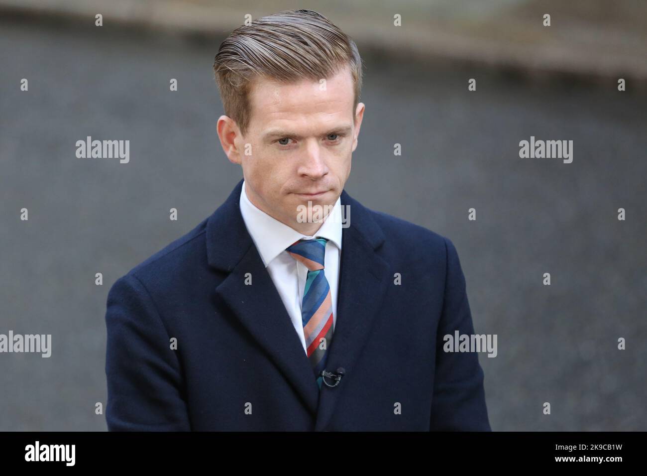 Londra, Regno Unito. 25th Ott 2022. Rob Powell, corrispondente politico DI SKY news a Downing Street, Londra, ha riferito sul cambio del primo ministro britannico. (Foto di Steve Taylor/SOPA Images/Sipa USA) Credit: Sipa USA/Alamy Live News Foto Stock