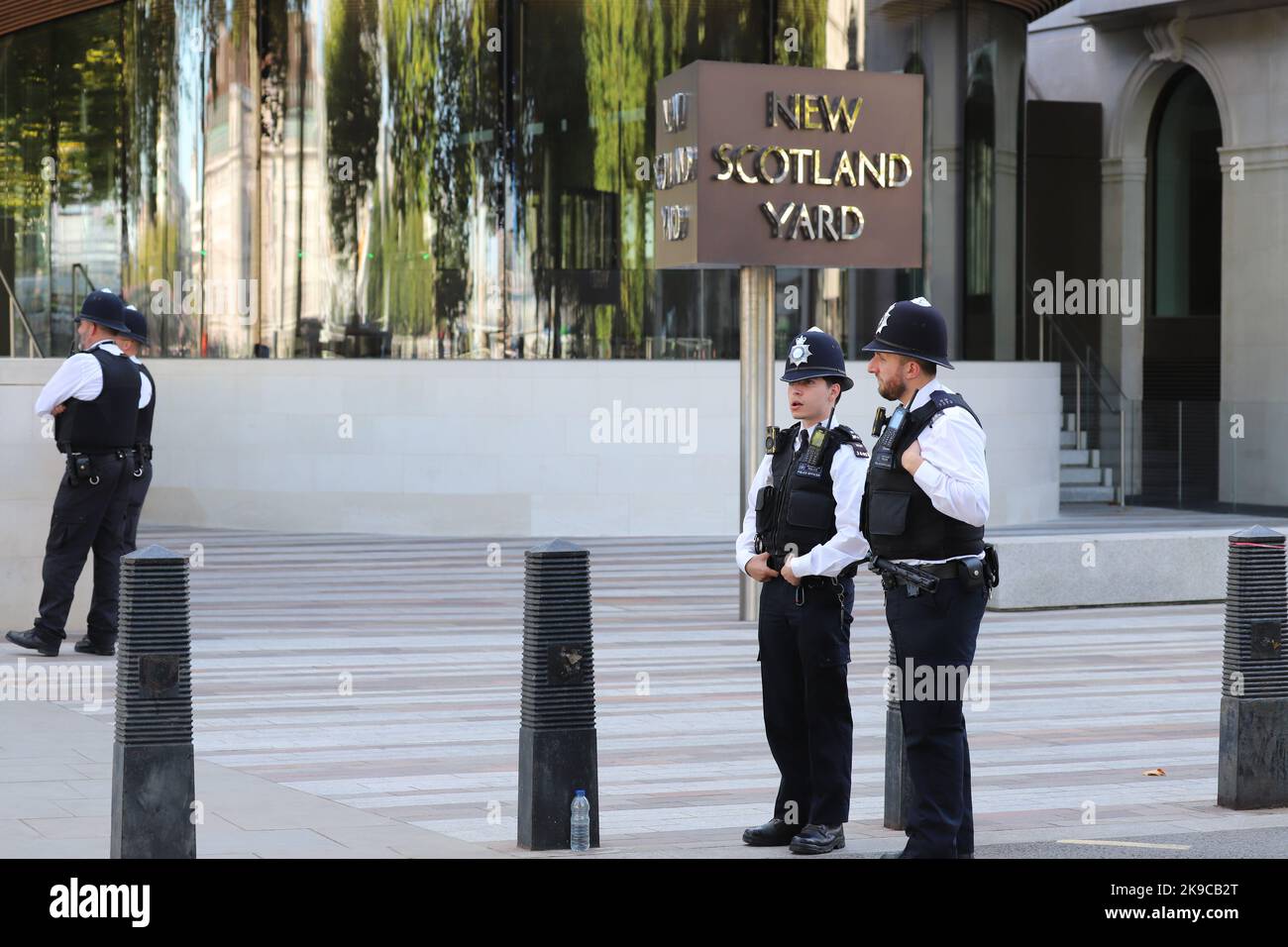 La polizia sta sorvegliando il New Scotland Yard durante la menzogna di sua Maestà la Regina Foto Stock