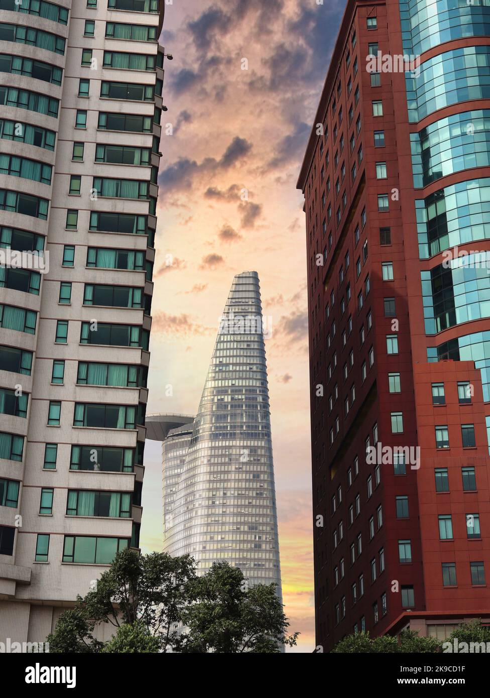 grattacielo tra due edifici alti con tramonto Foto Stock