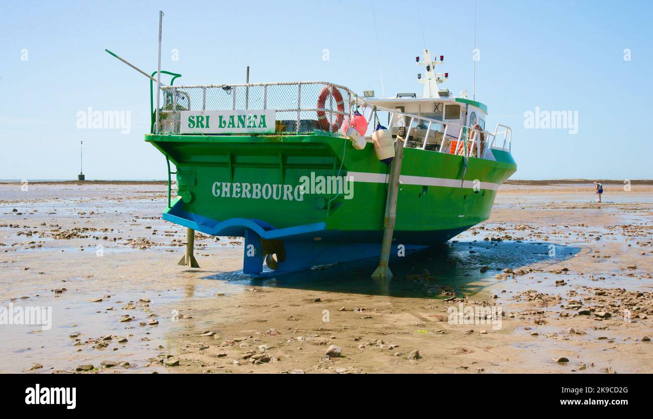 Una barca da pesca bloccata sulla spiaggia, Pirou Plage, Pirou, Normandia, Francia, Europa Foto Stock