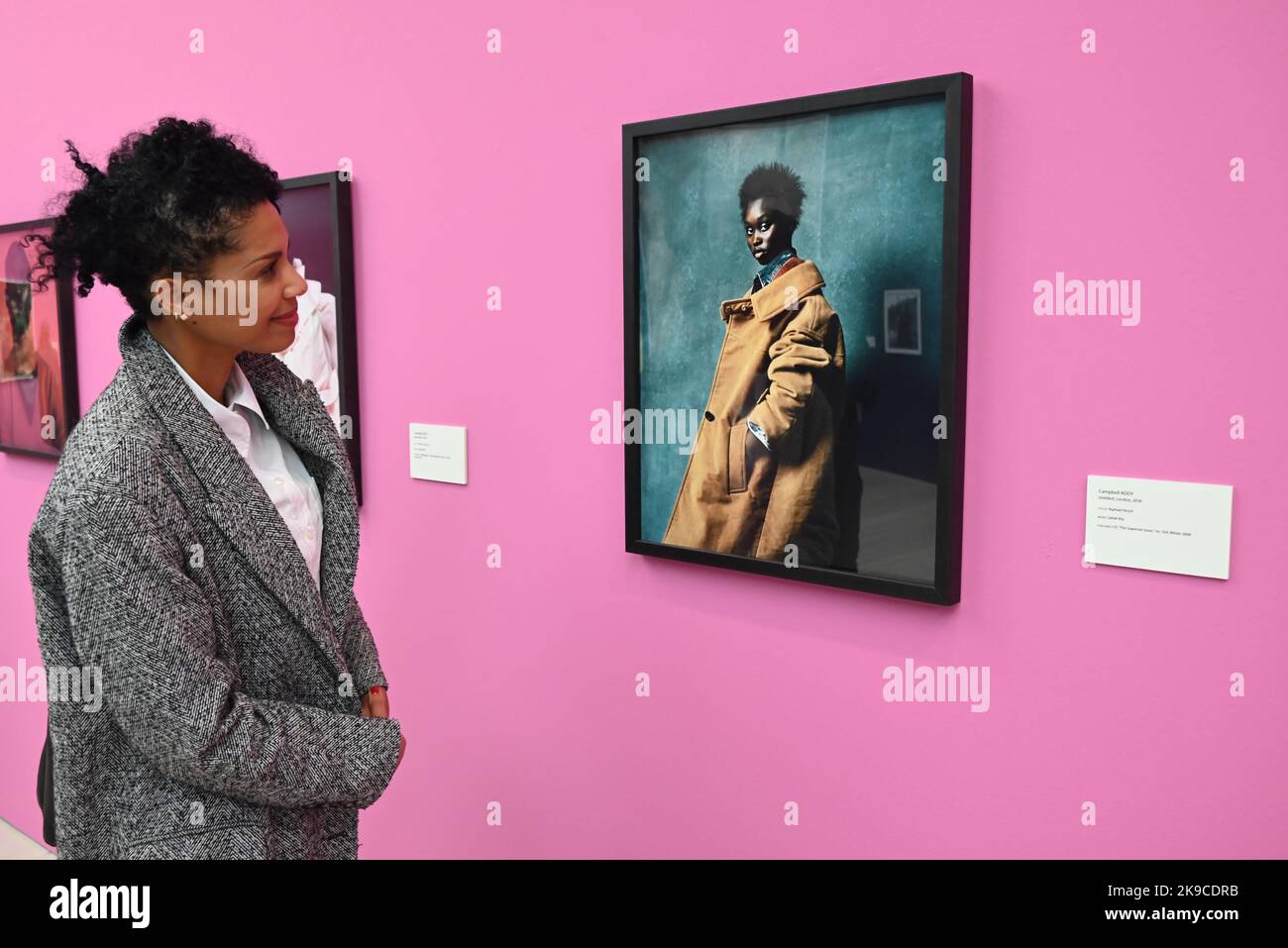 Nel mese di ottobre, Saatchi Gallery presenterà la New Black Vanguard: Photography between Art and Fashion, una mostra innovativa con 15 fotografi neri internazionali che contribuiranno a una nuova visione della figura nera e a una rappresentazione rifrangente dell'arte e della moda. Questa mostra è una celebrazione della creatività nera sia davanti che dietro la fotocamera. Tra le opere in evidenza vi sono stilisti, modelli, make-up artisti e direttori creativi neri che stanno apportando una serie radicalmente nuova di riferimenti ed esperienze alla creazione di immagini. Foto Stock