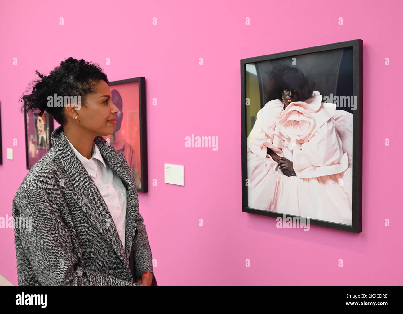 Nel mese di ottobre, Saatchi Gallery presenterà la New Black Vanguard: Photography between Art and Fashion, una mostra innovativa con 15 fotografi neri internazionali che contribuiranno a una nuova visione della figura nera e a una rappresentazione rifrangente dell'arte e della moda. Questa mostra è una celebrazione della creatività nera sia davanti che dietro la fotocamera. Tra le opere in evidenza vi sono stilisti, modelli, make-up artisti e direttori creativi neri che stanno apportando una serie radicalmente nuova di riferimenti ed esperienze alla creazione di immagini. Foto Stock