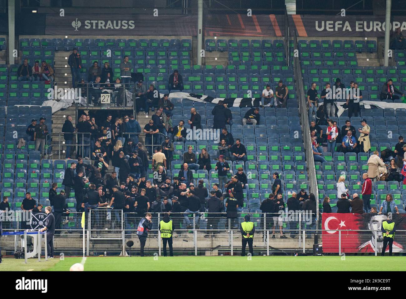 Graz - tifosi Feyenoord prima della partita tra SK Sturm Graz e Feyenoord allo Stadion Graz-Liebenau (Merkur Arena) il 27 ottobre 2022 a Graz, Austria. (Foto da scatola a scatola/Yannick Verhoeven) Credit: Foto da scatola a scatola/Alamy Live News Foto Stock