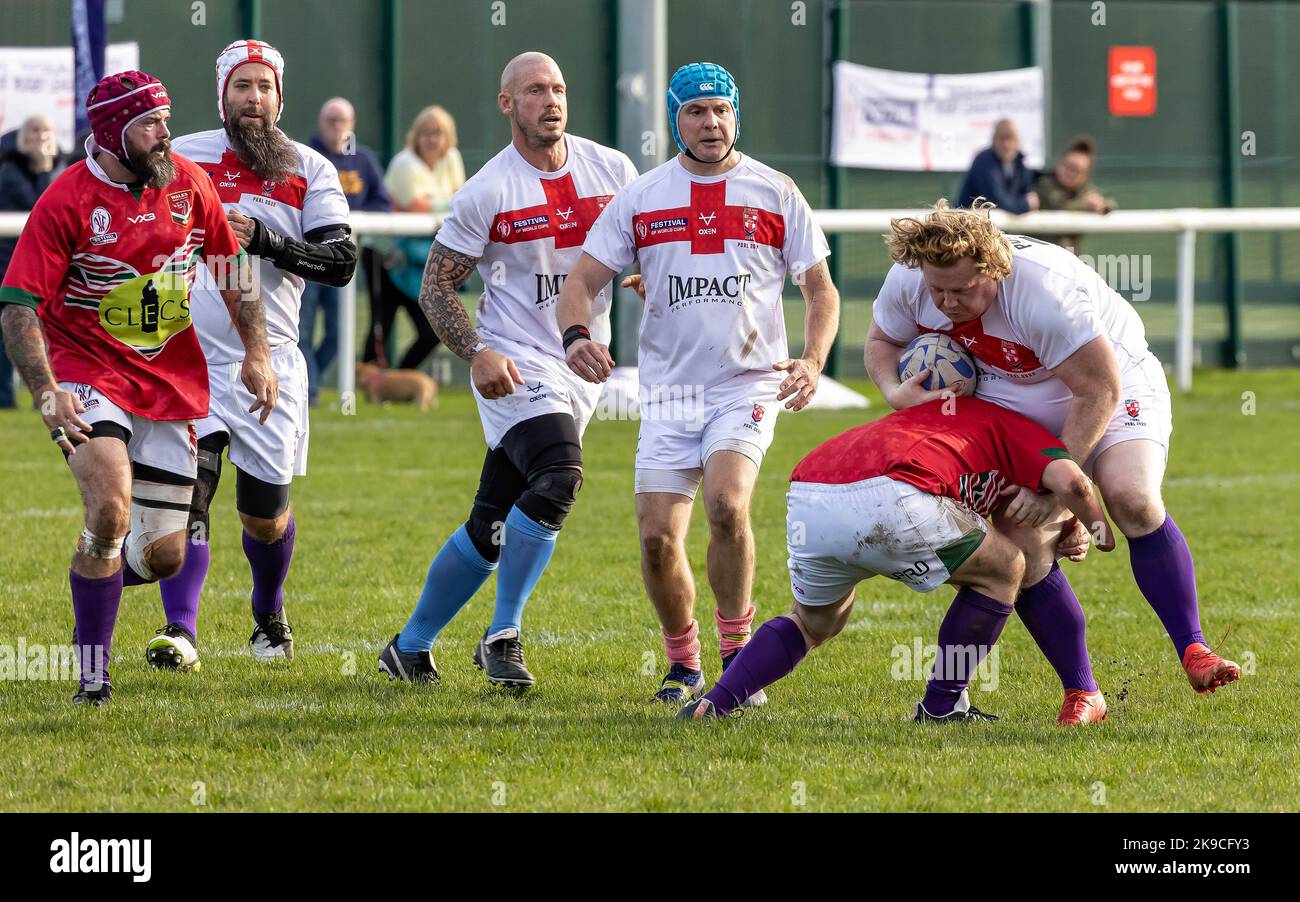 L'Inghilterra ha assunto il Galles nella 2022 Physical Disability Rugby League World Cup a Victoria Park, Warrington. Tommy Pouncey è affrontato Foto Stock