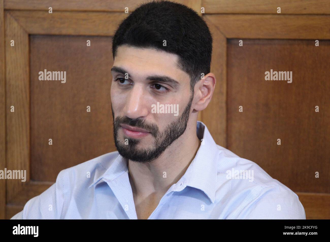 Il giocatore di basket e il combattente per i diritti umani ENES KANTER FREEDOM incontra NIKOS ANDROULAKIS, capo del partito socialista dell'opposizione PASOK nel suo ufficio presso il parlamento greco. Foto Stock