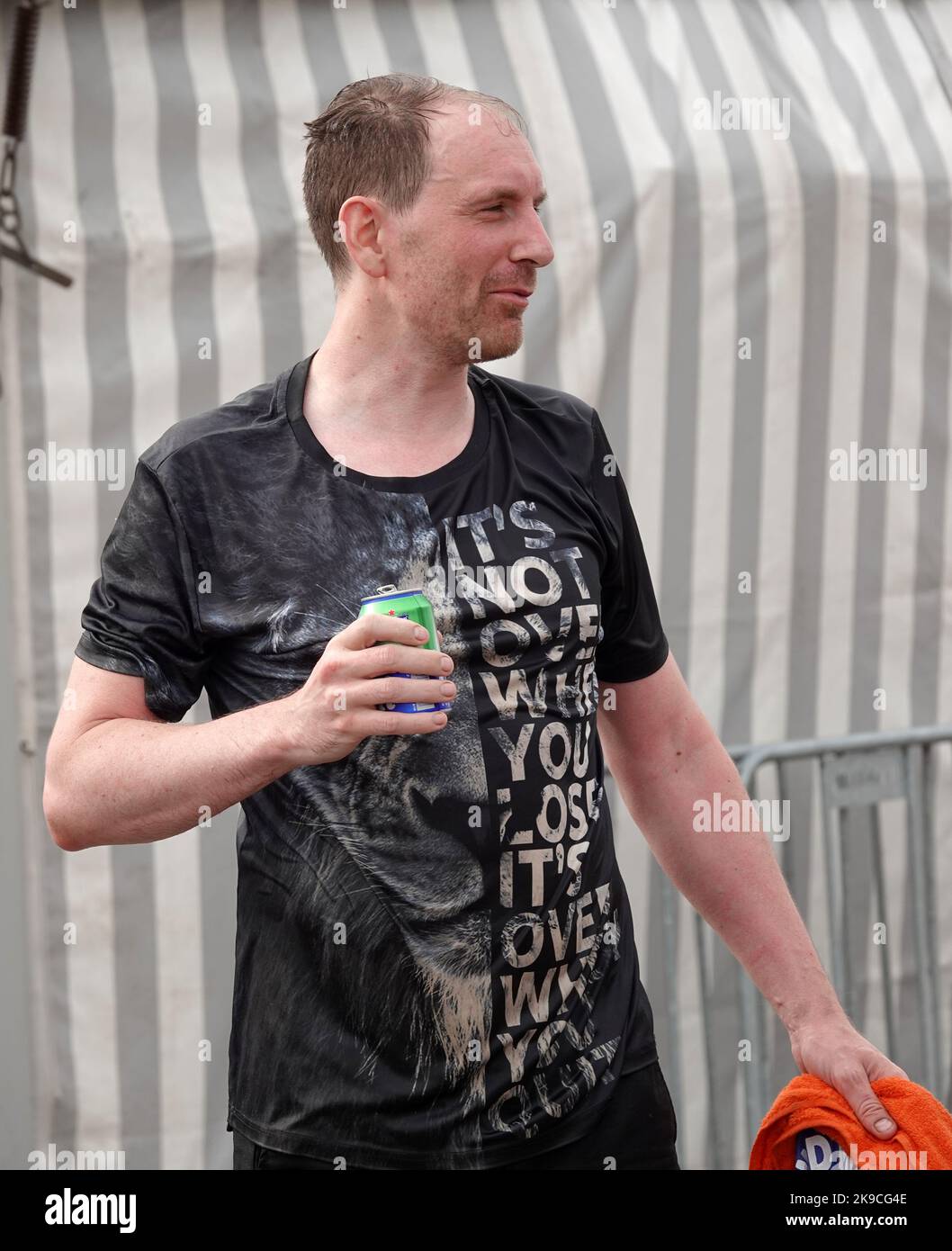 Biddinghuizen, Olanda - Settembre 23 2022 Una bevanda fresca dopo una prestazione sportiva pesante. E' la birra non alcolica Heineken. Idratazione dopo il funzionamento. H Foto Stock