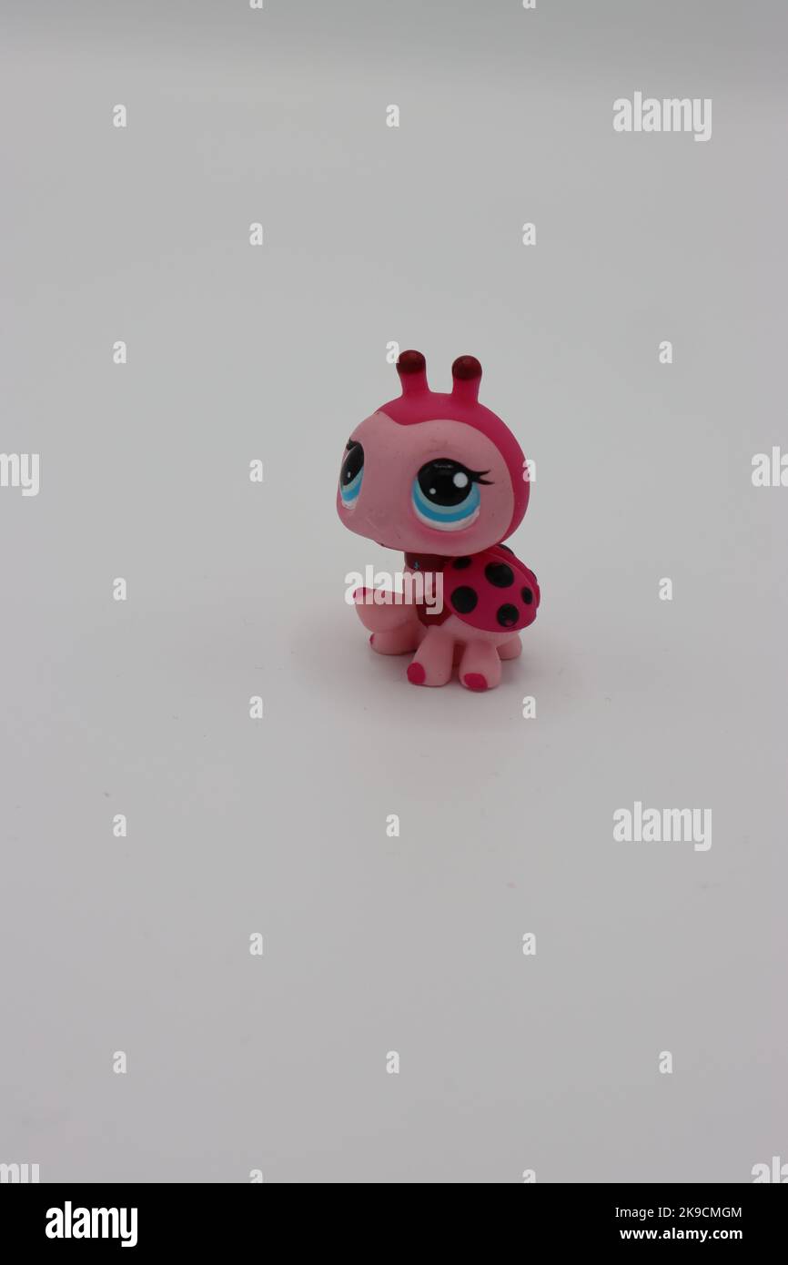 Piccolo, carino personaggio di plastica ladybird animale su sfondo bianco. Cucciolo isolato più piccolo con testa grande e occhi grandi. Foto Stock