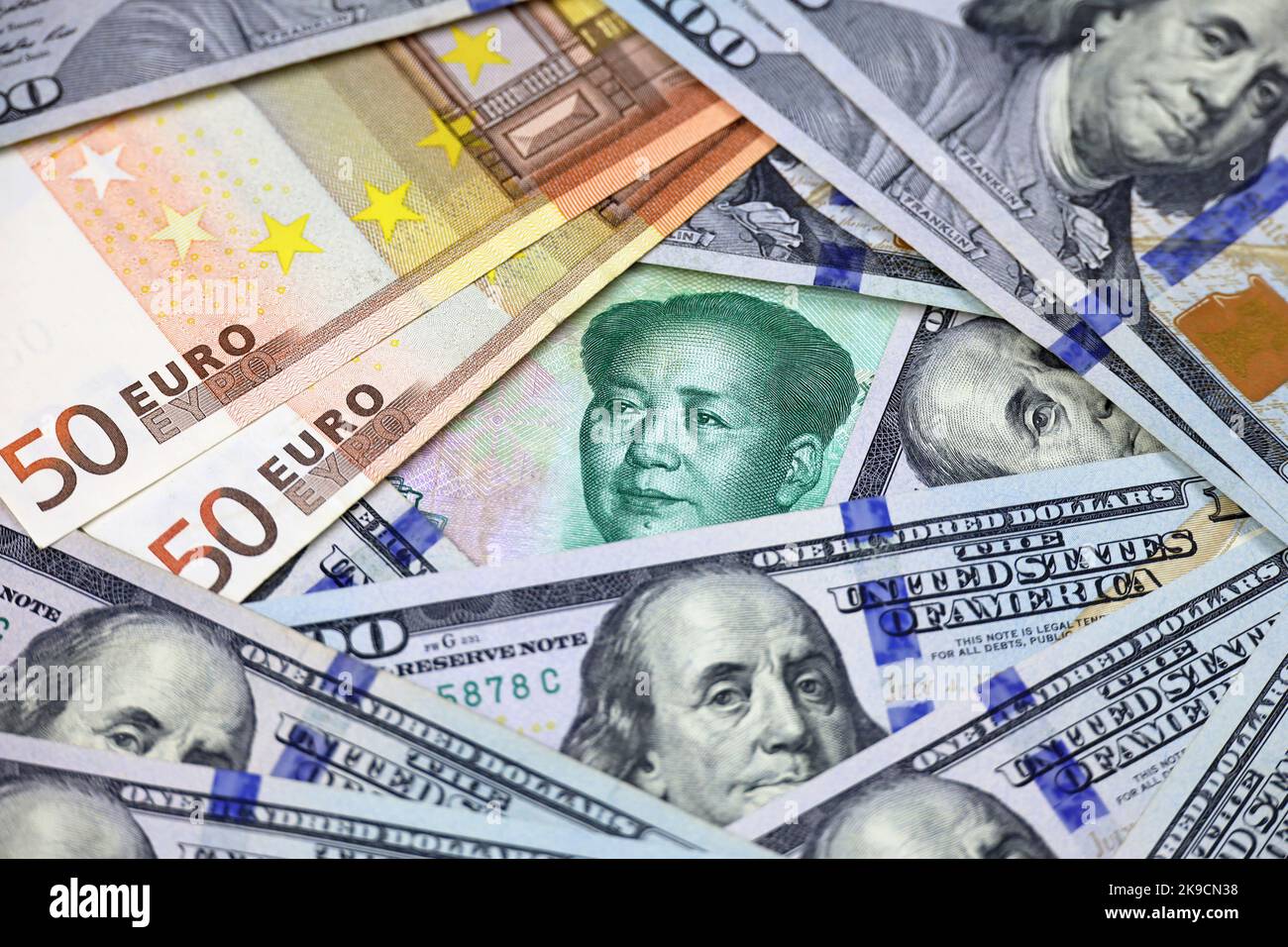 Yuan cinese, dollari americani e banconote in euro. Concetto di guerra commerciale tra Cina e Stati Uniti, economia globale Foto Stock