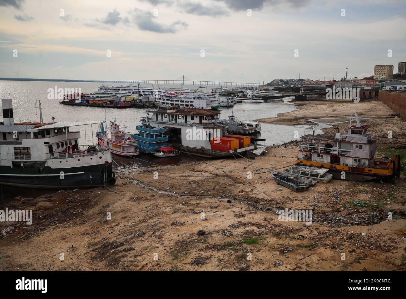 Tefe, Brasile. 27th Ott 2022. Le barche si trovano a terra dopo il brusco declino del fiume nell'Amazzonia. I livelli delle acque nei fiumi della regione sono scesi drasticamente. Alcuni di questi sono diventati impraticabili per il trasporto di merci, impedendo ad alcune comunità di essere rifornite di cibo e altri prodotti. Tre comunità hanno dichiarato lo stato di emergenza. Credit: Lucas Silva/dpa/Alamy Live News Foto Stock