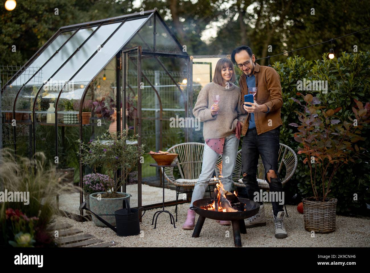 Giovane coppia vicino al fuoco sul cortile Foto Stock