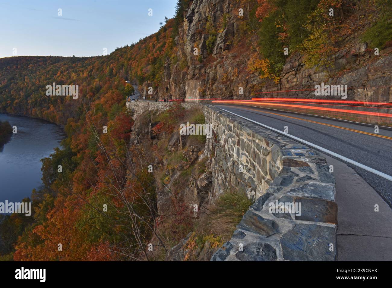 Sentieri leggeri e coloratissimi fogliame autunnale in prima serata presso la Hawk's Nest Highway a Sparrow Bush, Port Jervis, New York -17 Foto Stock