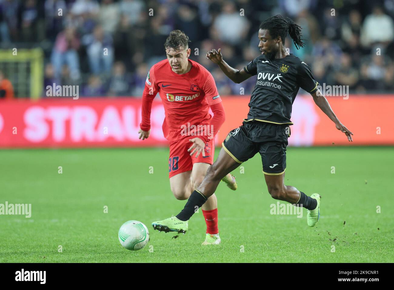 Eduard Radaslavescu di FCSB e Majeed Ashimeru di Anderlecht combattono per la palla durante una partita di calcio tra il belga RSC Anderlecht e il rumeno FCSB, giovedì 27 ottobre 2022 a Bruxelles, il giorno cinque nella fase di gruppo della UEFA Conference League. FOTO DI BELGA BRUNO FAHY Credit: Agenzia Notizie di Belga/Alamy Live News Foto Stock