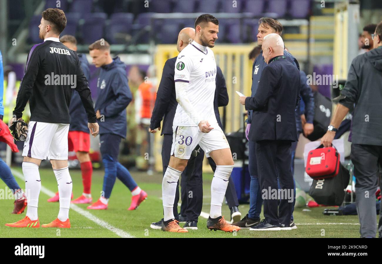 Il portiere di Anderlecht Hendrik Van Crombrugge si trova sconsolato dopo una partita di calcio tra il belga RSC Anderlecht e il rumeno FCSB, giovedì 27 ottobre 2022 a Bruxelles, il giorno cinque nella fase di gruppo della UEFA Conference League. BELGA PHOTO VIRGINIE LEFOUR Credit: Agenzia Notizie Belga/Alamy Live News Foto Stock