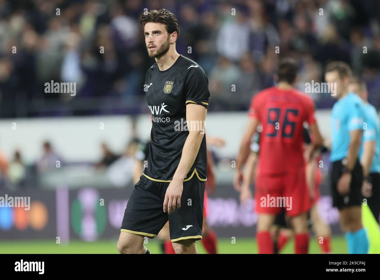 Wesley Hoedt di Anderlecht sembra sconsolato dopo una partita di calcio tra il belga RSC Anderlecht e il rumeno FCSB, giovedì 27 ottobre 2022 a Bruxelles, il giorno cinque della fase di gruppo della UEFA Conference League. FOTO DI BELGA BRUNO FAHY Credit: Agenzia Notizie di Belga/Alamy Live News Foto Stock