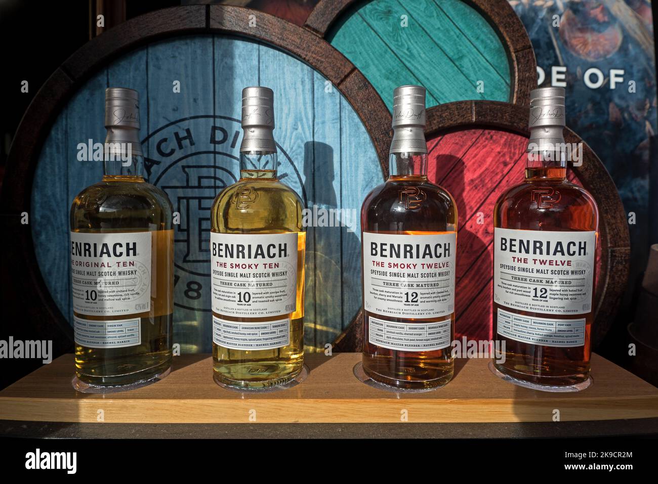 Bottiglie di whisky scozzese di malto singolo Benriach Speyside, di 10 e 12 anni, alla finestra di un negozio di whisky sul Royal Mile, Edimburgo, Scozia. Foto Stock